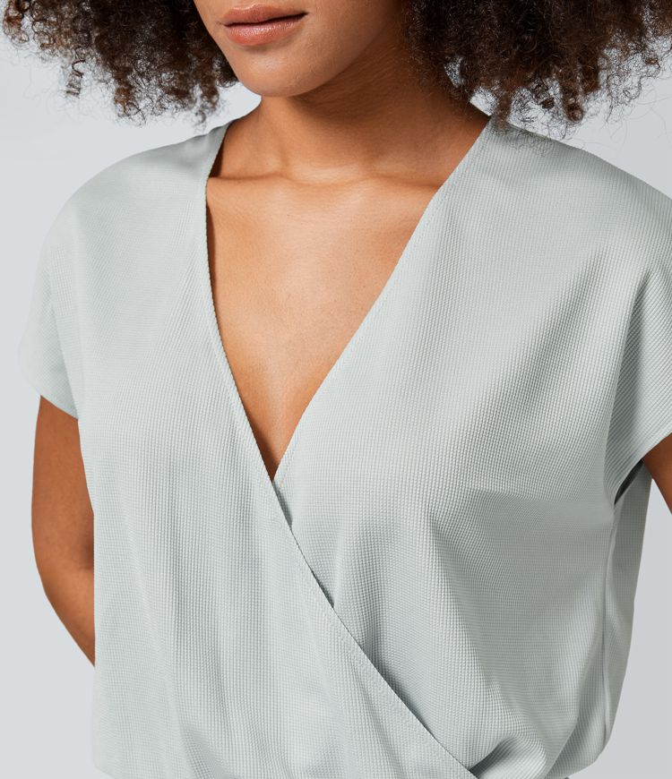 Jumpsuit™ - Tuta con scollatura a V, maniche corte, tasche laterali a pieghe e gamba larga, motivo a onde fluide.