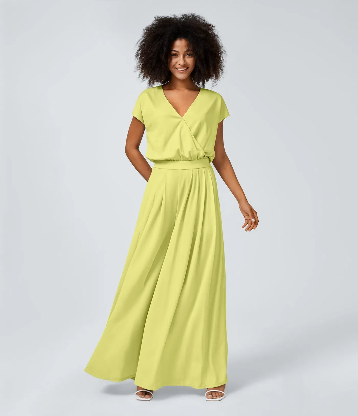 Jumpsuit™ - Tuta con scollatura a V, maniche corte, tasche laterali a pieghe e gamba larga, motivo a onde fluide.