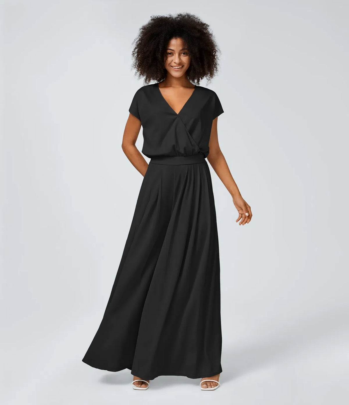 Jumpsuit™ - Tuta con scollatura a V, maniche corte, tasche laterali a pieghe e gamba larga, motivo a onde fluide.