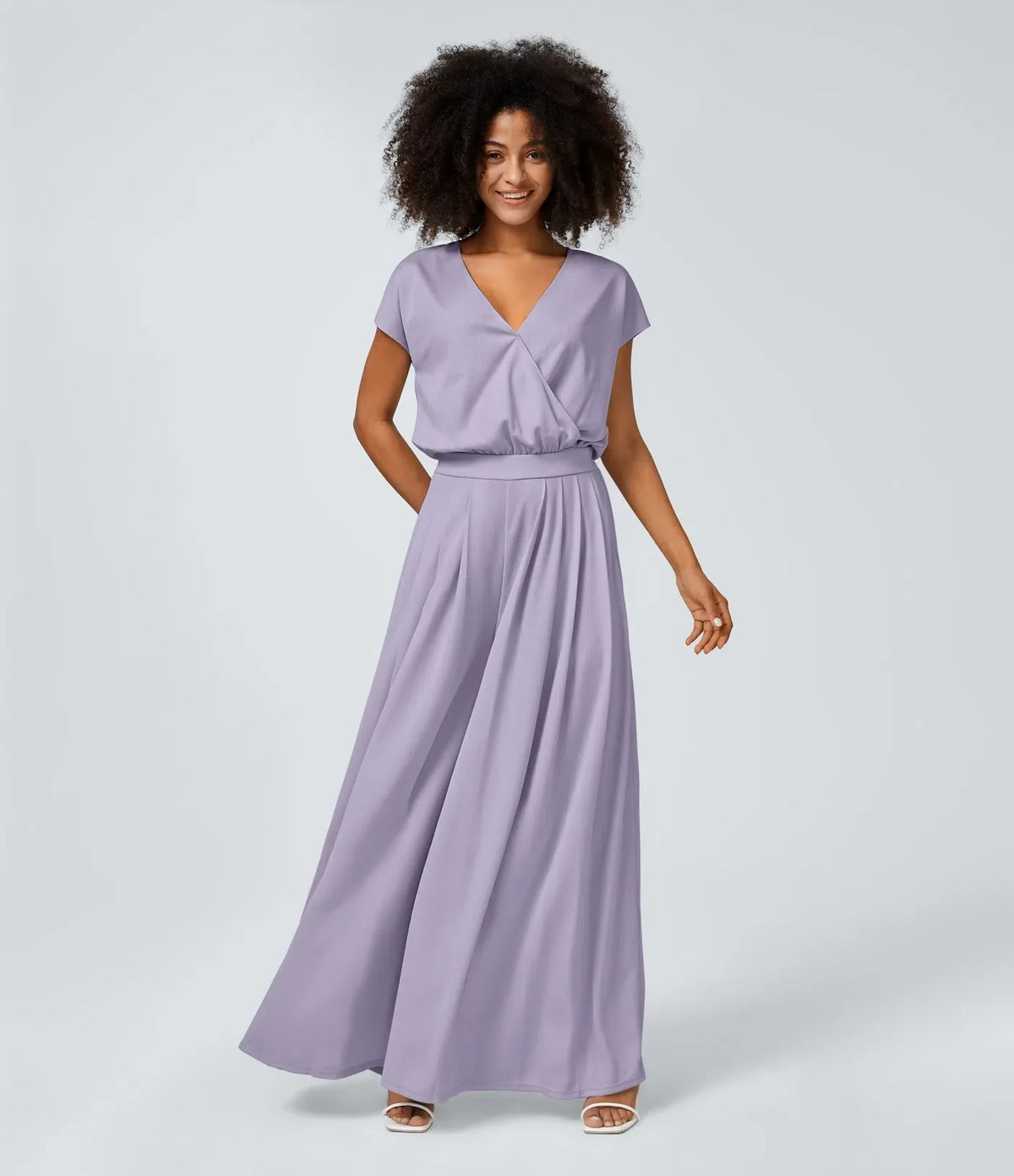 Jumpsuit™ - Tuta con scollatura a V, maniche corte, tasche laterali a pieghe e gamba larga, motivo a onde fluide.